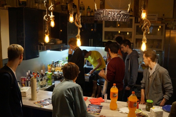 Массовая пьянка на природе. Попойка 5. Стол с алкоголем. Новогодняя пьянка. Пивной квиз.