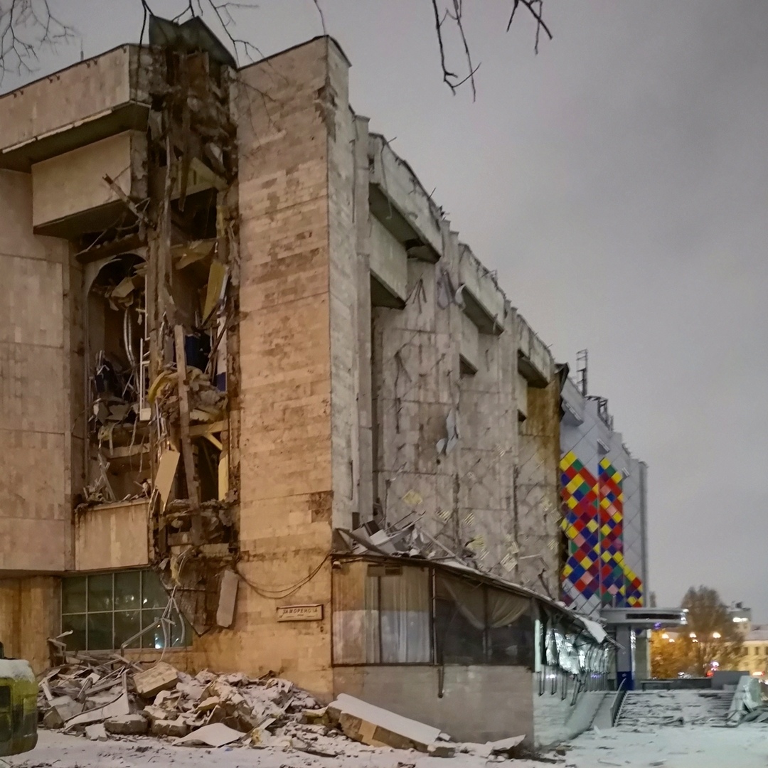 Сегодня в центре Москвы начали сносить киноцентр «Соловей»