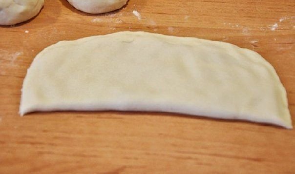 ЧЕБУРЕКИ С МЯСОМ Очень удачное хрустящее тесто!Ингредиентына тесто:Мука 8 стаканаВода 3 стаканаСоль 2 ч. л.Сахар 2 ч. л.Масло растительное 150 млВодка 1 ст. л.Да, и никогда не добавляйте в тесто