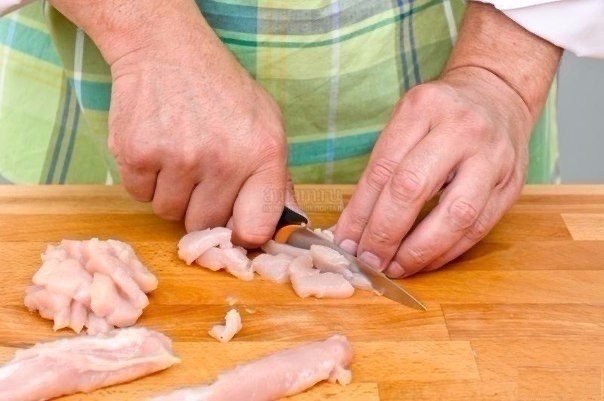 Пикантное Куриное филе в сливках с перцем Нужно :Петрушка 2 веточки Масло сливочное 20 г Лук репчатый 1 шт. Сливки жирные 1 стакан Куриная грудка (филе) 1 шт. Перец болгарский красный 1