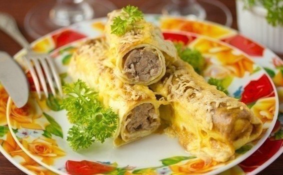 Яичные рулетики с мясной начинкой - отличный завтрак! Ингредиенты:Яйца куриные 7 шт.Свиной фарш 500 гЛук фиолетовый 1 шт.Сыр твёрдый 100 гСметана 4 ст. л.Соль 2 ч. л.Перец чёрный молотый 2