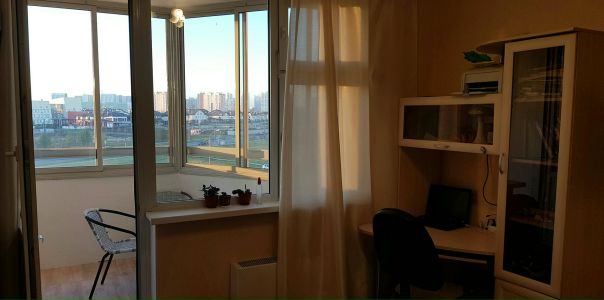 Ищу соседа в комнату в 3-хкомнатной квартире рядом со станцией м. Бунинская аллея (12 мин пешком). <br>Цена вопроса - 15 тыс + доля по счётчикам. При въезде также предусмотрен залог в 15 тыс, который возвращается при съезде.<br>В квартире добротный евроремонт (теплый пол - и тот в наличии), а также хорошие соседи:) В квартире в 2 других комнатах будут жить 2 брата (видеограф и аниматор) и 2 девушки (инженер и культуролог). Хозяин квартиры живёт на той же лестничной площадке => ищу того, кто в этом видит плюс. <br>Если рисовать портрет идеального соседа, то такие черты как добродушие и порядочность, а также творческое начало и технический склад ума приветствуются. Квартира в связи с удаленностью от центра удобна тем, кто работает на себя либо ..удалённо.) <br>Заезд 3.04.19. Жду Ваших предложений, к вс планируем окончательно определиться с полным составом) - фото Фото: Ищу соседа в комнату в 3-хкомнатной квартире рядом со станцией м. Бунинская аллея (12 мин пешком). <br>Цена вопроса - 15 тыс + доля по счётчикам. При въезде также предусмотрен залог в 15 тыс, который возвращается при съезде.<br>В квартире добротный евроремонт (теплый пол - и тот в наличии), а также хорошие соседи:) В квартире в 2 других комнатах будут жить 2 брата (видеограф и аниматор) и 2 девушки (инженер и культуролог). Хозяин квартиры живёт на той же лестничной площадке => ищу того, кто в этом видит плюс. <br>Если рисовать портрет идеального соседа, то такие черты как добродушие и порядочность, а также творческое начало и технический склад ума приветствуются. Квартира в связи с удаленностью от центра удобна тем, кто работает на себя либо ..удалённо.) <br>Заезд 3.04.19. Жду Ваших предложений, к вс планируем окончательно определиться с полным составом)