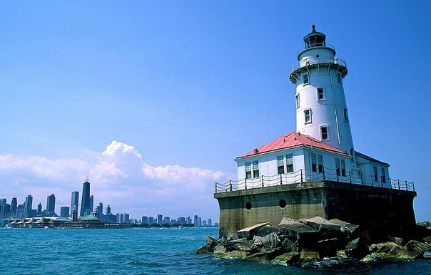 5 самых уникальных и знаменитых маяков в мире Маяк Ар Мен (фр. Le phare dAr-Men, в перев. с брет. «скала») - расположен на береговом рифе острова Иль-де-Сен, Бретань, Франция. Считается одним