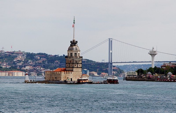 5 самых уникальных и знаменитых маяков в мире Маяк Ар Мен (фр. Le phare dAr-Men, в перев. с брет. «скала») - расположен на береговом рифе острова Иль-де-Сен, Бретань, Франция. Считается одним