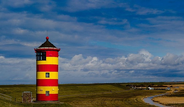 5 самых уникальных и знаменитых маяков в мире Маяк Ар Мен (фр. Le phare dAr-Men, в перев. с брет. «скала») - расположен на береговом рифе острова Иль-де-Сен, Бретань, Франция. Считается одним