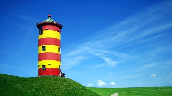 5 самых уникальных и знаменитых маяков в мире Маяк Ар Мен (фр. Le phare dAr-Men, в перев. с брет. «скала») - расположен на береговом рифе острова Иль-де-Сен, Бретань, Франция. Считается одним