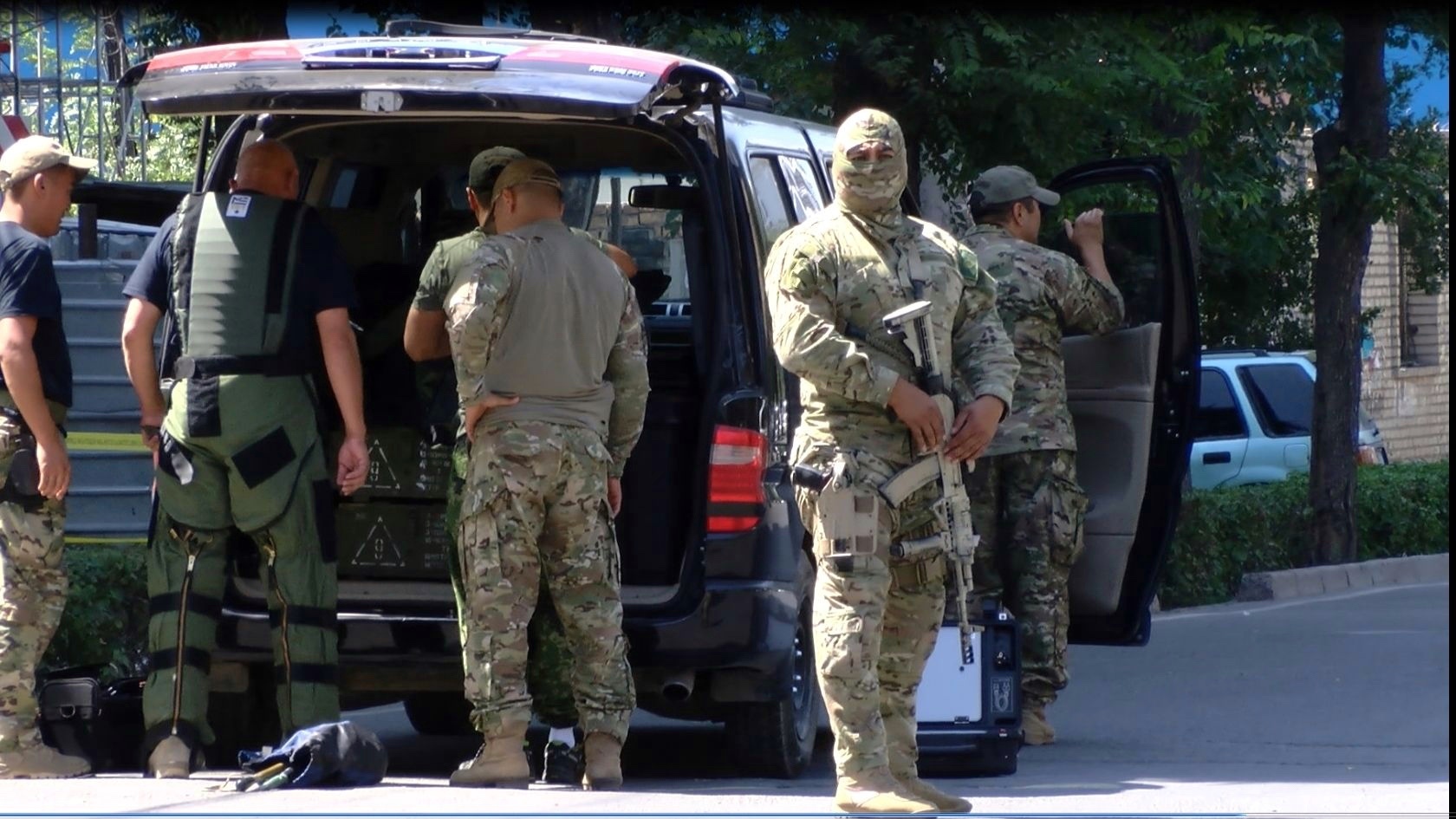 Сотрудники СВР и саперы ФСБ