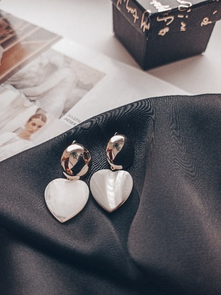 подвеска сердце золото с перламутром. подвеска перламутр круги 20 мм, цвет белый, 6шт. бусы из перламутра сердце. перламутровые бусинки с сердечками. сердце перламутр.