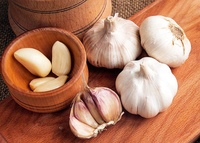 Зубок чеснока. Зубчик чеснока. Дольки чеснока на белом фоне. Чеснок два зубчика. Зубчик чеснока.