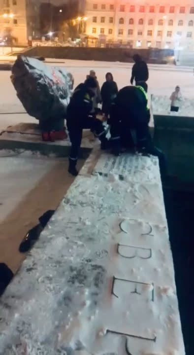 В Екатеринбурге девушка упала в воду на Плотинке, | Екатеринбург | Новости